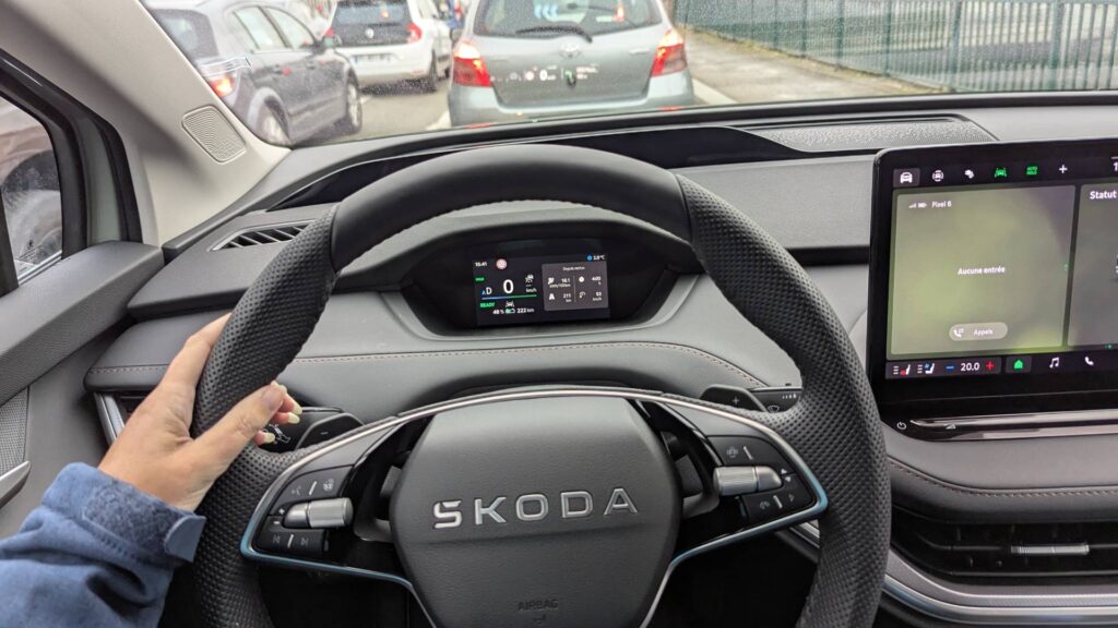 Au volant du Skoda Elroq // Source : Raphaelle Baut pour Numerama
