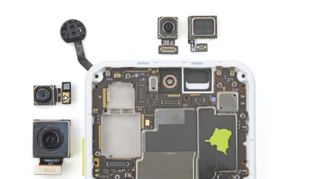 On peut facilement remplacer plein de pièces dans le Fairphone 6 // Source : iFixit On peut facilement remplacer plein de pièces dans le Fairphone 6 // Source : iFixit