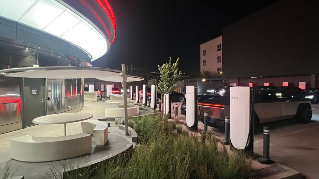 Les Superchargeurs V4 installés autour du restaurant de Tesla // Source : BradGoldberg via X