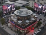 Le restaurant Tesla et ses Superchargeurs // Source : WC Drone Productions Le restaurant Tesla et ses Superchargeurs // Source : WC Drone Productions