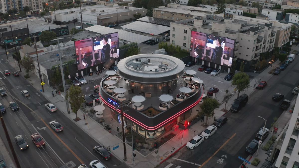 Le restaurant Tesla et ses Superchargeurs // Source : WC Drone Productions