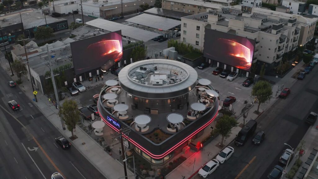 Le restaurant Tesla et ses Superchargeurs // Source : WC Drone Productions