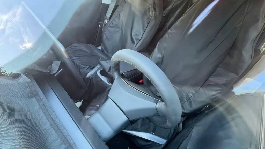Intérieur du futur Model Y dépouillé // Source : Garage 42 sur Weibo Intérieur du futur Model Y dépouillé // Source : Garage 42 sur Weibo