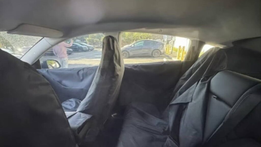 Intérieur du futur Model Y dépouillé // Source : Garage 42 sur Weibo Intérieur du futur Model Y dépouillé // Source : Garage 42 sur Weibo