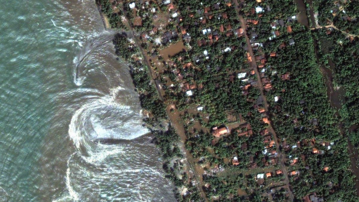Plage au Sri Lanka après le passage du tsunami de 2004. // Source : Flickr/CC/Underway In Ireland (photo recadrée et modifiée) Plage au Sri Lanka après le passage du tsunami de 2004. // Source : Flickr/CC/Underway In Ireland (photo recadrée et modifiée)