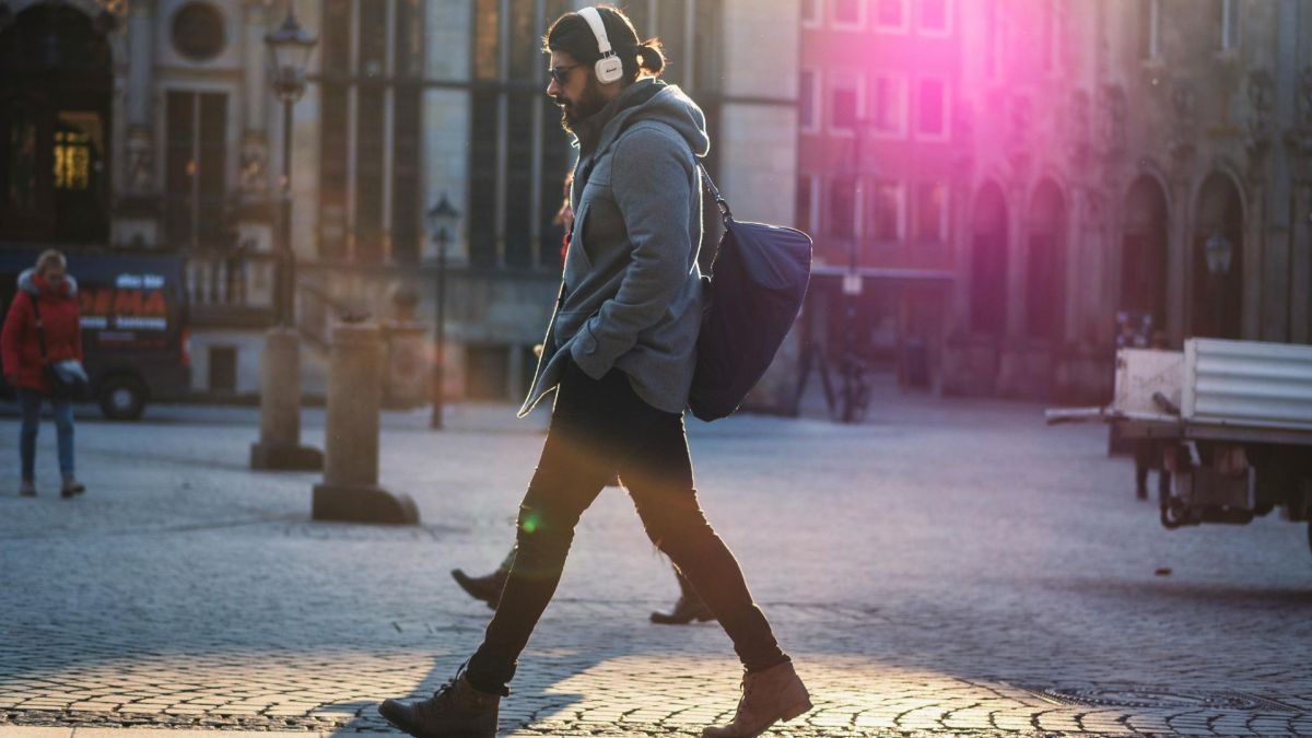 Homme marchant sur une chaussée // Source : Lukas Hartmann Homme marchant sur une chaussée // Source : Lukas Hartmann