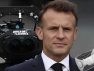 Emmanuel Macron avec une caméra Blackmagic pour APple Vision Pro. // Source : Immersive Flashback Emmanuel Macron avec une caméra Blackmagic pour APple Vision Pro. // Source : Immersive Flashback