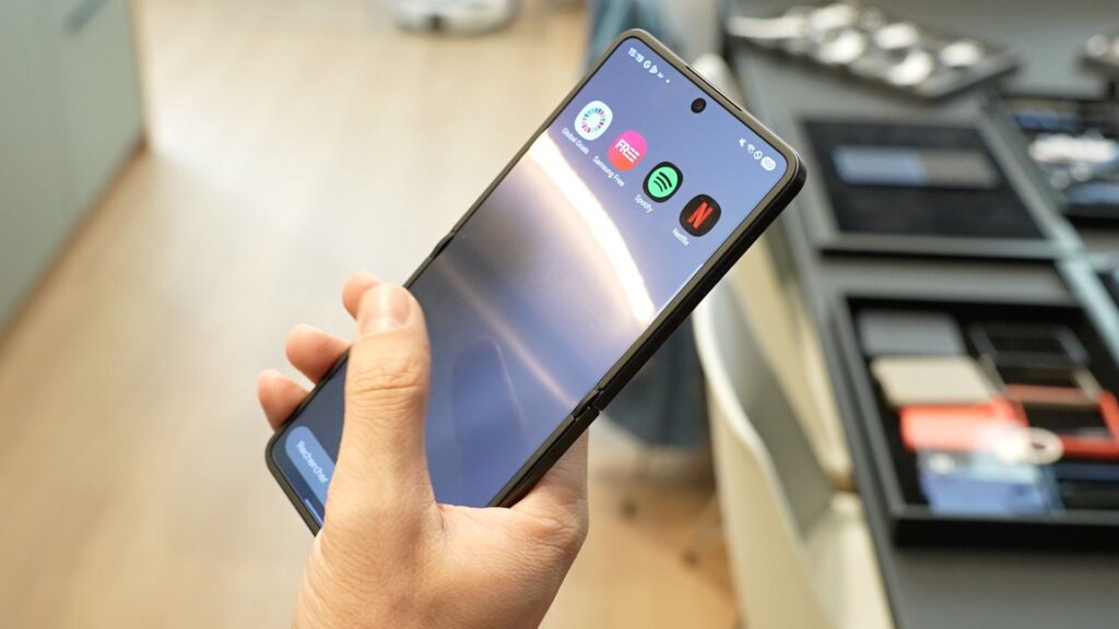 Un peu plus large que les autres Z Flip, le nouveau Galaxy Z Flip 7 a une plus grande batterie. Un peu plus large que les autres Z Flip, le nouveau Galaxy Z Flip 7 a une plus grande batterie.