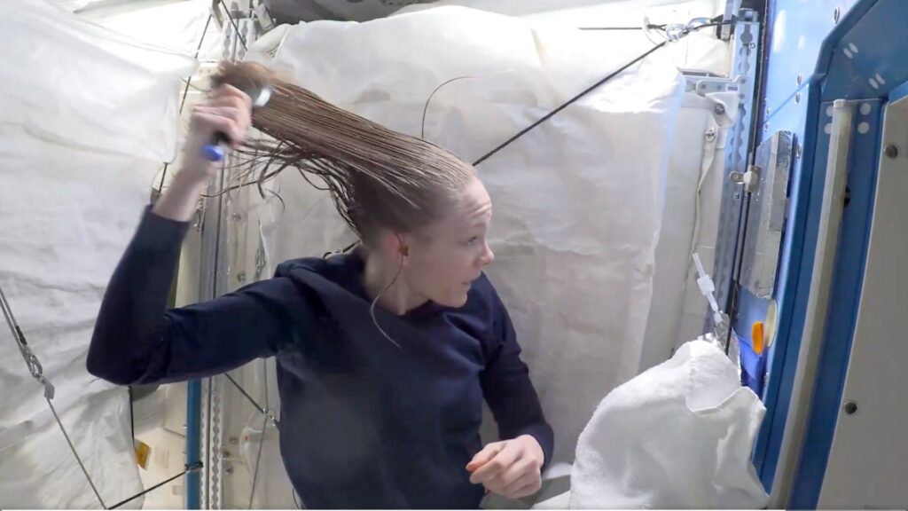 Nichole Ayers en train de se brosser les cheveux // Source : Capture écran vidéo du compte X de Nichole Ayers Nichole Ayers en train de se brosser les cheveux // Source : Capture écran vidéo du compte X de Nichole Ayers