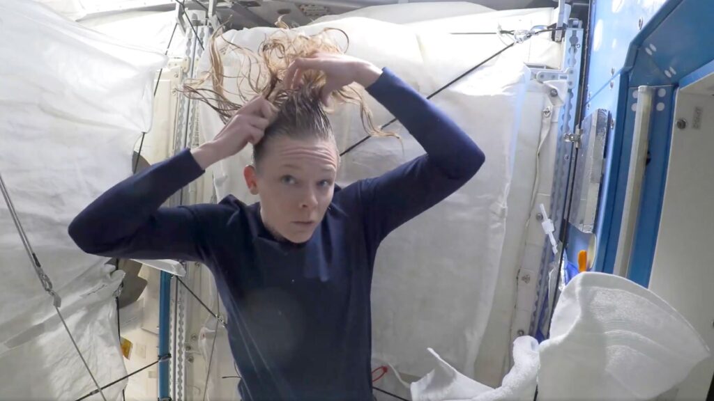 Nichole Ayers en train d'appliquer son shampooing solide // Source : Capture écran vidéo du compte X de Nichole Ayers Nichole Ayers en train d'appliquer son shampooing solide // Source : Capture écran vidéo du compte X de Nichole Ayers