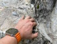 L'Apple Watch Ultra et son rocher // Source : Numerama L'Apple Watch Ultra et son rocher // Source : Numerama