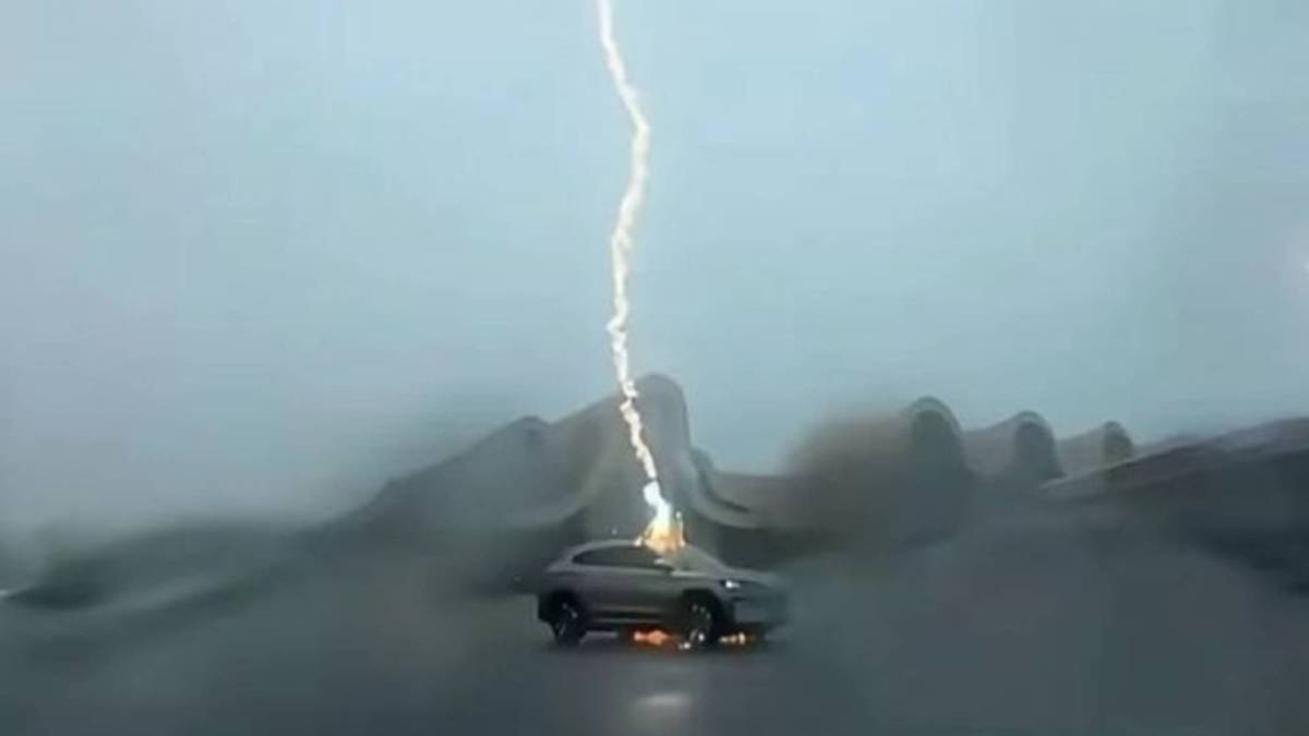 Extrait vidéo du moment où la foudre tape le suv BYD // Source : capture video Sanyan Tech Extrait vidéo du moment où la foudre tape le suv BYD // Source : capture video Sanyan Tech