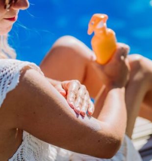 Personne en train d'appliquer de la crème solaire. // Source : Envato Personne en train d'appliquer de la crème solaire. // Source : Envato