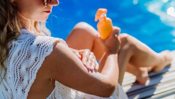 Personne en train d'appliquer de la crème solaire. // Source : Envato Personne en train d'appliquer de la crème solaire. // Source : Envato