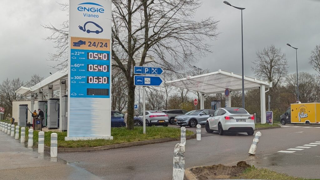 Une station Engie chargée à bloc // Source : Raphaelle Baut pour Numerama Une station Engie chargée à bloc // Source : Raphaelle Baut pour Numerama
