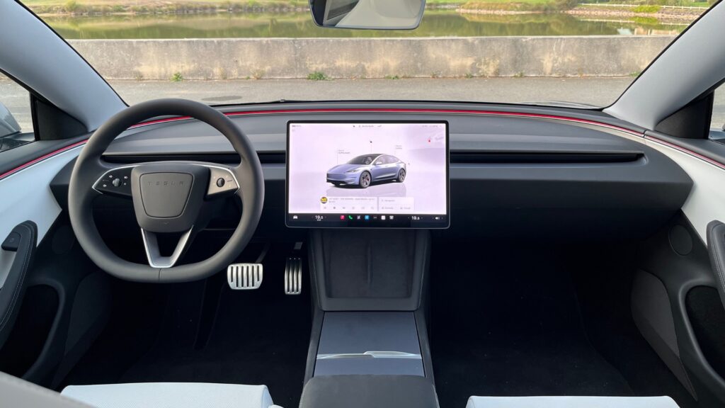 Tesla songerait à intégrer Apple CarPlay dans ses voitures électriques. // Source : Robin San Vicente pour Numerama Tesla songerait à intégrer Apple CarPlay dans ses voitures électriques. // Source : Robin San Vicente pour Numerama