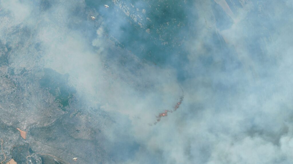Les avions larguant de l'eau, au-dessus de l'incendie. // Source : Via X @AirbusSpace Les avions larguant de l'eau, au-dessus de l'incendie. // Source : Via X @AirbusSpace