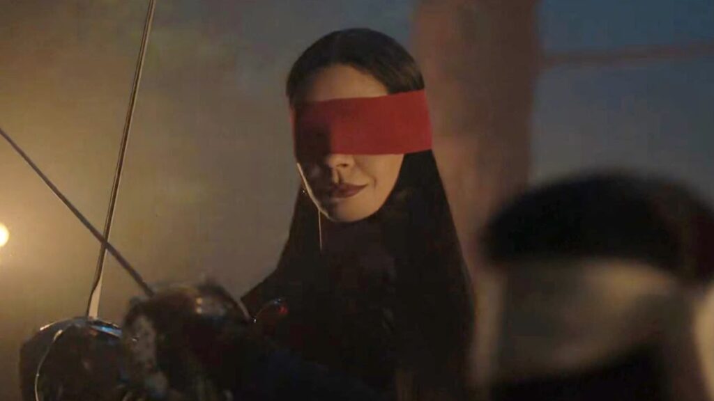Morticia Addams dans la saison 2 de Mercredi // Source : Netflix Morticia Addams dans la saison 2 de Mercredi // Source : Netflix