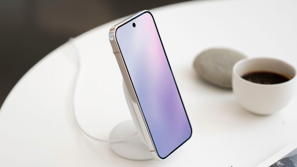 Un Pixel 10 en charge sans-fil magnétique // Source : Google Un Pixel 10 en charge sans-fil magnétique // Source : Google