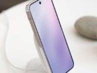 Un Pixel 10 en charge sans-fil magnétique // Source : Google Un Pixel 10 en charge sans-fil magnétique // Source : Google