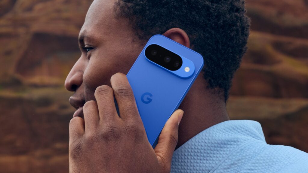 Le bleu du Pixel 10 est particulièrement réussi. // Source : Hugo Bernard - Numerama Le bleu du Pixel 10 est particulièrement réussi. // Source : Hugo Bernard - Numerama