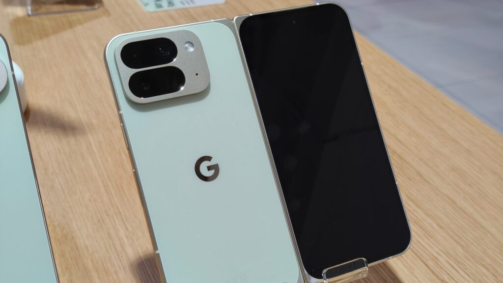 Il n'y a pas d'évolutions visuelles pour le Pixel 10 Pro Fold. // Source : Hugo Bernard - Numerama Il n'y a pas d'évolutions visuelles pour le Pixel 10 Pro Fold. // Source : Hugo Bernard - Numerama