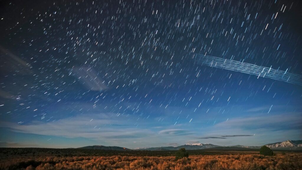 Un train de satellites Starlink photographié peu après leur lancement au-dessus de la forêt nationale Carson (Nouveau-Mexique). // Source : Wikimedia/CC/Mike Lewinsky (photo recadrée) Un train de satellites Starlink photographié peu après leur lancement au-dessus de la forêt nationale Carson (Nouveau-Mexique). // Source : Wikimedia/CC/Mike Lewinsky (photo recadrée)