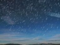 Un train de satellites Starlink photographié peu après leur lancement au-dessus de la forêt nationale Carson (Nouveau-Mexique). // Source : Wikimedia/CC/Mike Lewinsky (photo recadrée)