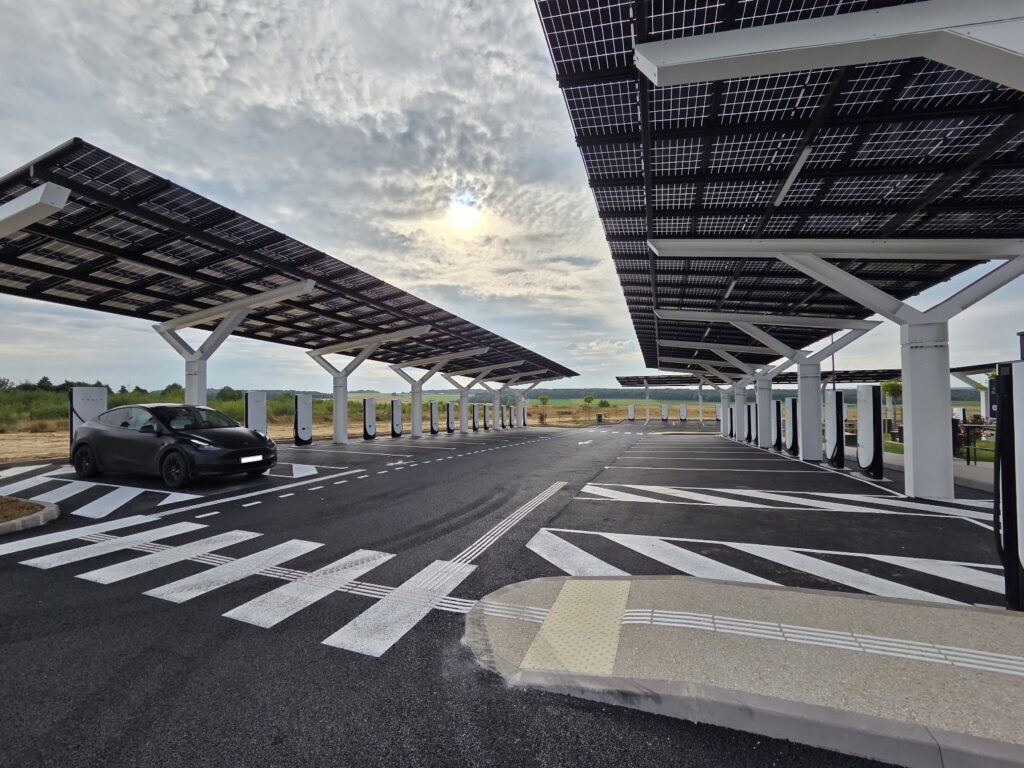 Le Superchargeur Tesla de Magnant, avec plus de 50 bornes disponibles // Source : Bob JOUY pour Numerama