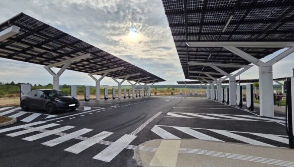 Le Superchargeur Tesla de Magnant, avec plus de 50 bornes disponibles // Source : Bob JOUY pour Numerama Le Superchargeur Tesla de Magnant, avec plus de 50 bornes disponibles // Source : Bob JOUY pour Numerama