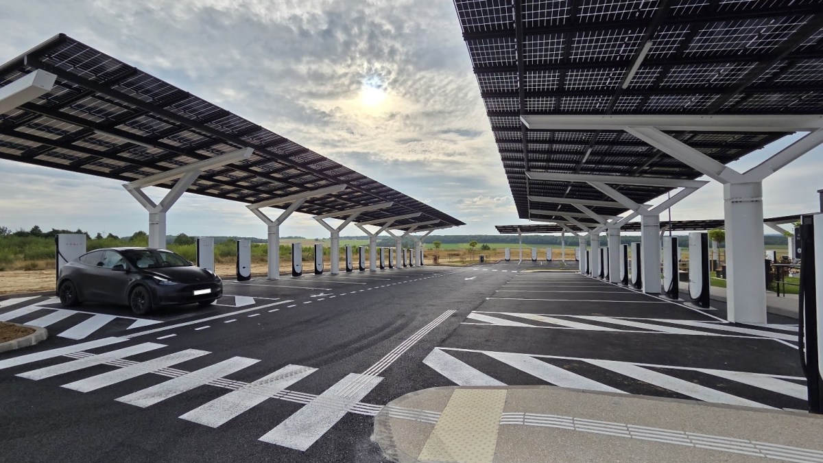 Le Superchargeur Tesla de Magnant, avec plus de 50 bornes disponibles // Source : Bob JOUY pour Numerama