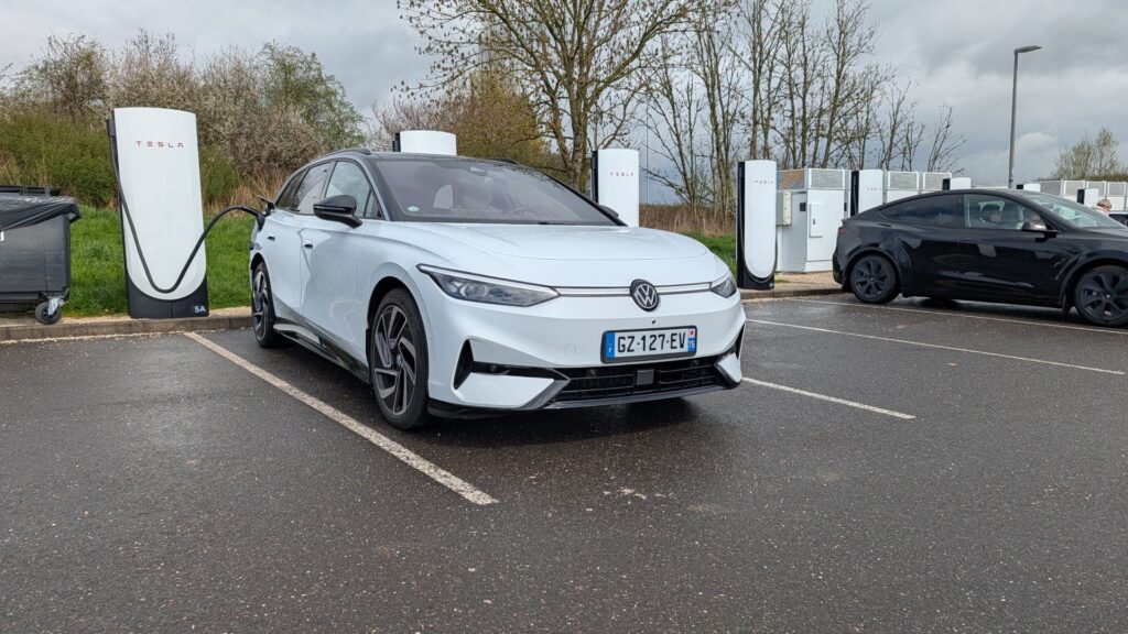 Recharge d'une Volkswagen ID.7 au superchargeur Tesla // Source : Raphaelle Baut pour Numerama Recharge d'une Volkswagen ID.7 au superchargeur Tesla // Source : Raphaelle Baut pour Numerama