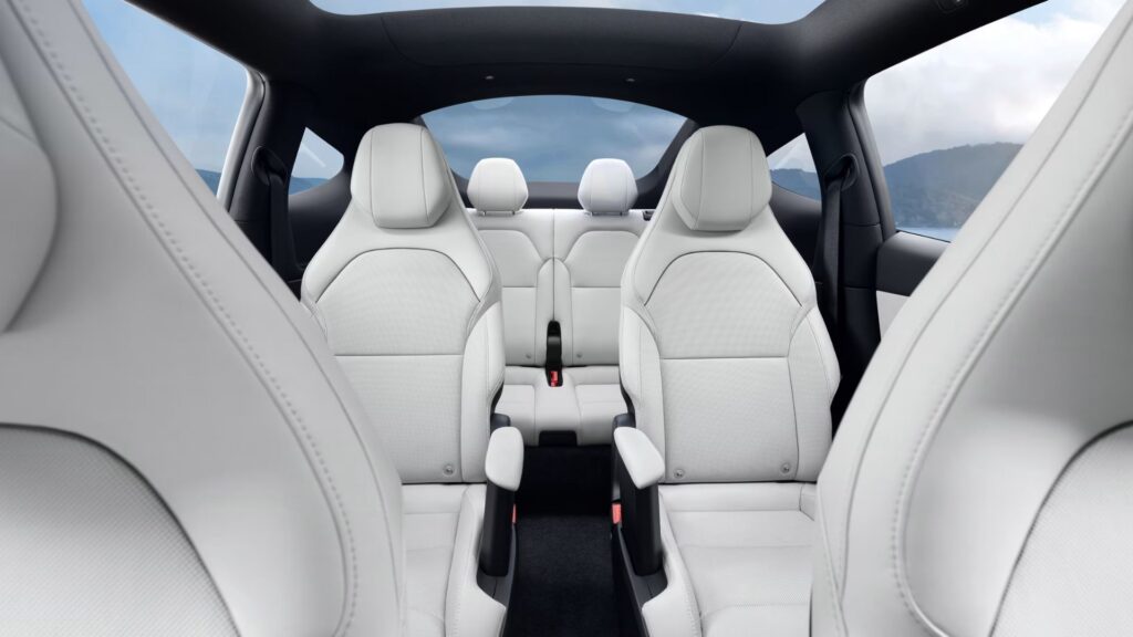 L'intérieur du Tesla Model Y L. // Source : Tesla