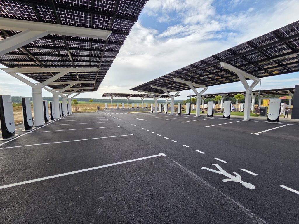 Un superchargeur gigantesque, au milieu de rien // Source : Bob JOUY pour Numerama
