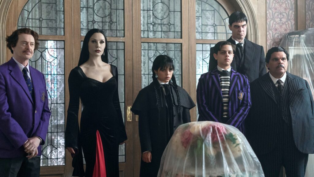 La Famille Addams au grand complet dans son nouveau cottage // Source : Jonathan Hession/Netflix La Famille Addams au grand complet dans son nouveau cottage // Source : Jonathan Hession/Netflix