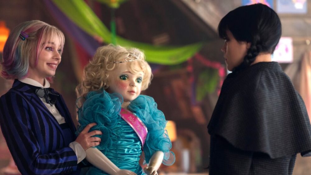 Mercredi et Enid dans la saison 2 // Source : Jonathan Hession/Netflix Mercredi et Enid dans la saison 2 // Source : Jonathan Hession/Netflix