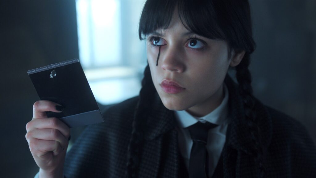 Mercredi pleure de mystérieuses larmes noires dans la saison 2 // Source : Netflix Mercredi pleure de mystérieuses larmes noires dans la saison 2 // Source : Netflix