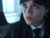 Mercredi pleure de mystérieuses larmes noires dans la saison 2 // Source : Netflix Mercredi pleure de mystérieuses larmes noires dans la saison 2 // Source : Netflix