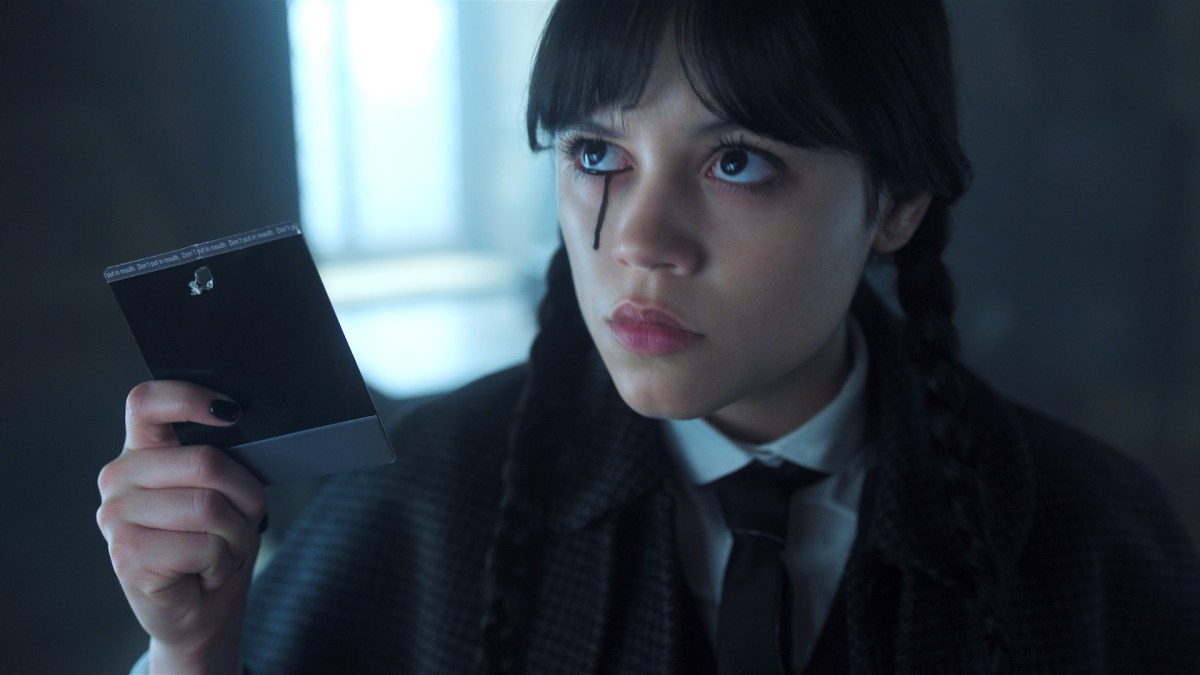 Mercredi pleure de mystérieuses larmes noires dans la saison 2 // Source : Netflix