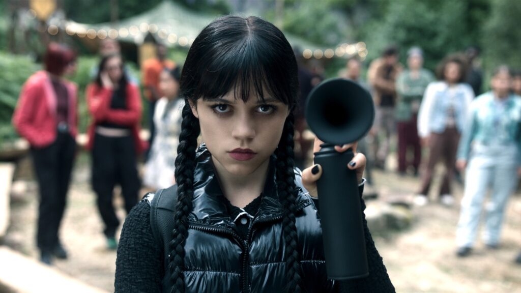 Mercredi en a ras-le-bol d'être votre héroïne préférée, et elle l'affirme haut et fort dans la saison 2 // Source : Netflix Mercredi en a ras-le-bol d'être votre héroïne préférée, et elle l'affirme haut et fort dans la saison 2 // Source : Netflix
