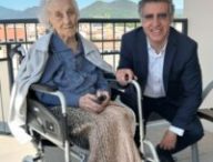 Maria Branyas, la personne la plus ancienne jamais enregistrée, avec le Dr Manel Esteller, de l'Institut de recherche sur la leucémie Josep Carreras // Source : Josep Carreras Leukaemia Research Institute