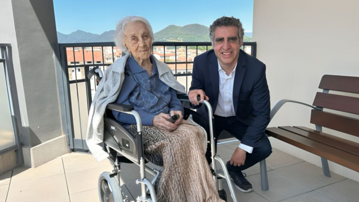 Maria Branyas, la personne la plus ancienne jamais enregistrée, avec le Dr Manel Esteller, de l'Institut de recherche sur la leucémie Josep Carreras // Source : Josep Carreras Leukaemia Research Institute Maria Branyas, la personne la plus ancienne jamais enregistrée, avec le Dr Manel Esteller, de l'Institut de recherche sur la leucémie Josep Carreras // Source : Josep Carreras Leukaemia Research Institute
