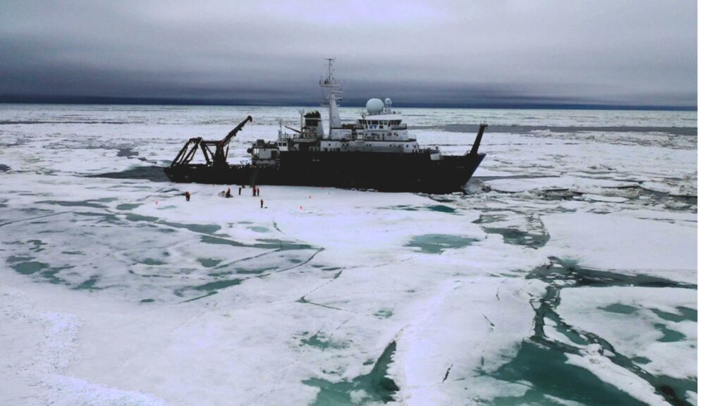 Les diatomées ont été recueillies lors d'une expédition à bord du navire de recherche Sikuliaq. Au cours de ce voyage, les chercheurs ont visité une douzaine de stations de recherche et observé plusieurs ours polaires // Source : Lexi Arlen, Université de Stanford Les diatomées ont été recueillies lors d'une expédition à bord du navire de recherche Sikuliaq. Au cours de ce voyage, les chercheurs ont visité une douzaine de stations de recherche et observé plusieurs ours polaires // Source : Lexi Arlen, Université de Stanford