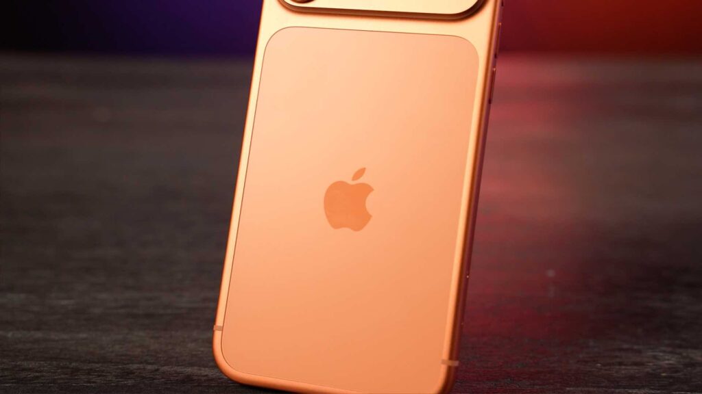 Le dos de l'iPhone 17 Pro Max est en deux parties. Le haut et les côtés sont en aluminium, une partie est en verre. // Source : Alfred Tertrais - Numerama Le dos de l'iPhone 17 Pro Max est en deux parties. Le haut et les côtés sont en aluminium, une partie est en verre. // Source : Alfred Tertrais - Numerama