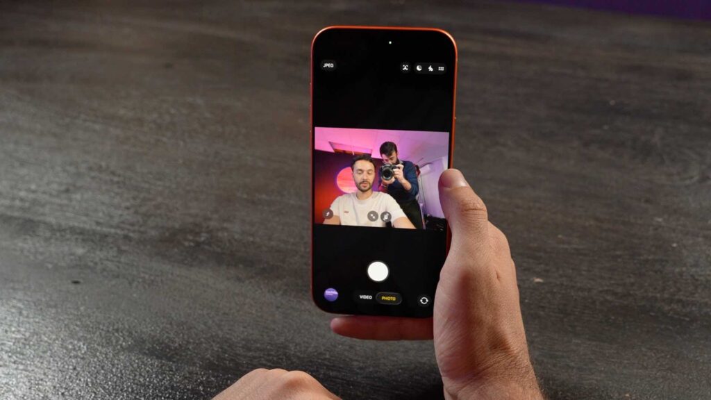 Prendre une photo horizontale en vertical, une nouveauté de l'iPhone 17 Pro Max. // Source : Alfred Tertrais - Numerama Prendre une photo horizontale en vertical, une nouveauté de l'iPhone 17 Pro Max. // Source : Alfred Tertrais - Numerama