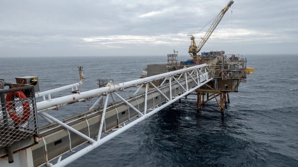 La plateforme de pétrole et de gaz Ekofisk B où les mesures des vagues ont été réalisées // Source : Mika P. Malila