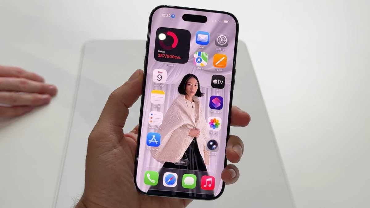 L'iPhone Air, avec son grand écran de 6,5 pouces, est entre l'iPhone 17 Pro et l'iPhone 17 Pro Max. Sa Dynamic Island est plus basse. // Source : Numerama L'iPhone Air, avec son grand écran de 6,5 pouces, est entre l'iPhone 17 Pro et l'iPhone 17 Pro Max. Sa Dynamic Island est plus basse. // Source : Numerama