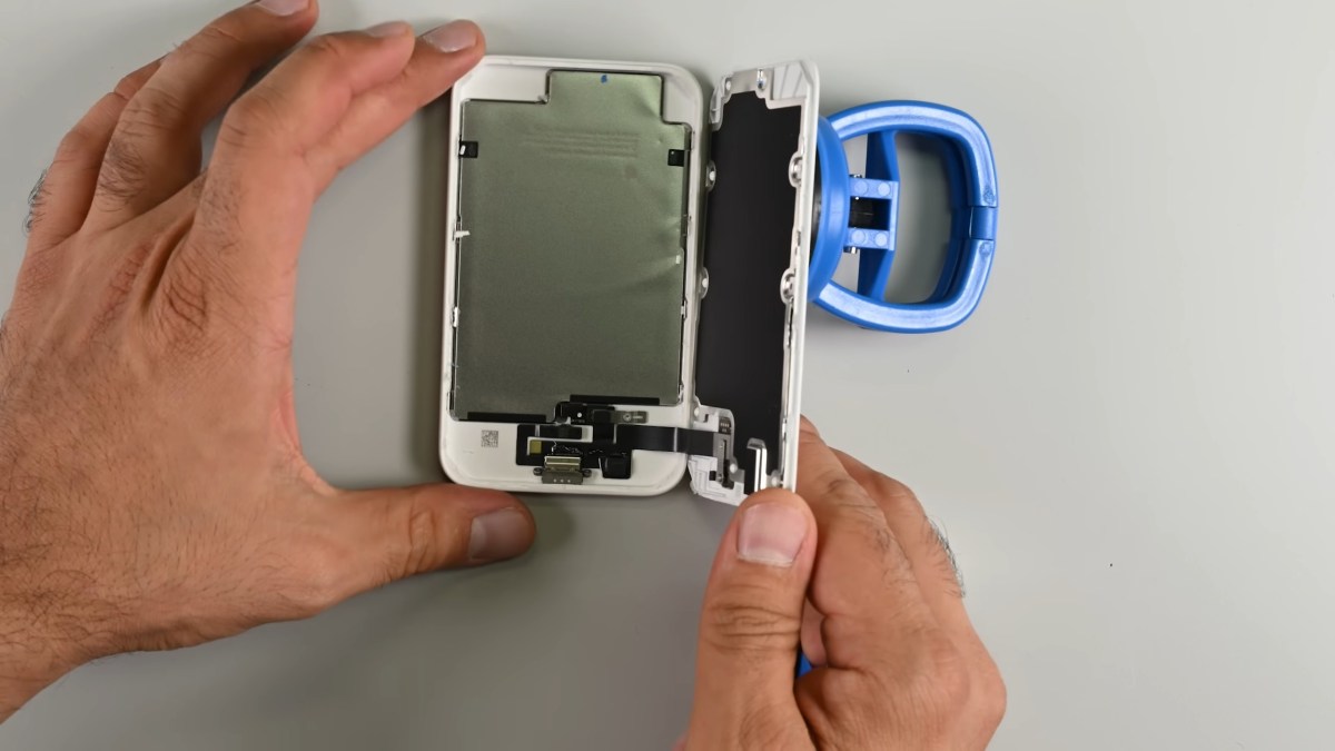 La batterie MagSafe de 2025 // Source : iFixit La batterie MagSafe de 2025 // Source : iFixit