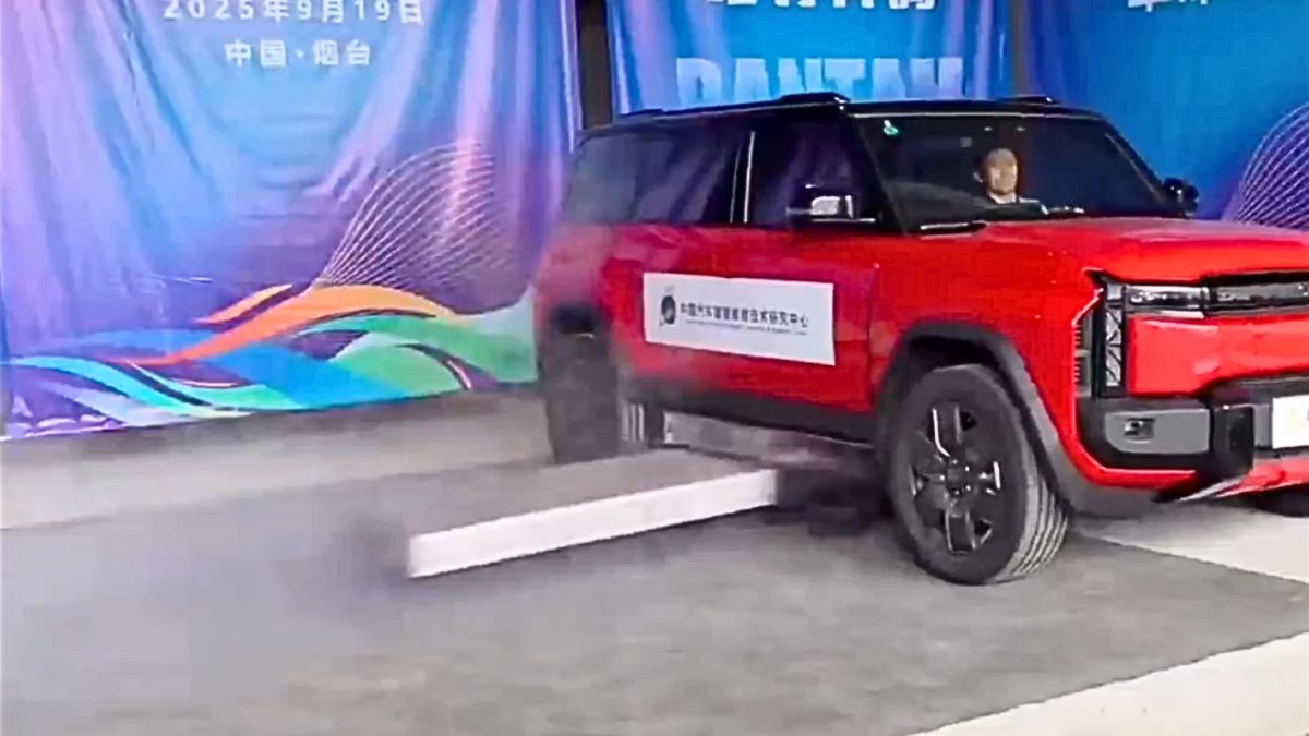 Le centre chinois de recherche sur l'automobile a mis au point un système d'éjection de batterie pour voiture électrique // Source : Yicai via X Le centre chinois de recherche sur l'automobile a mis au point un système d'éjection de batterie pour voiture électrique // Source : Yicai via X