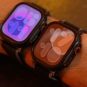 L'Apple Watch Ultra 2 à gauche, l'Apple Watch Ultra 3 à droite. Les bordures sont un peu plus minces. L'Apple Watch Ultra 2 à gauche, l'Apple Watch Ultra 3 à droite. Les bordures sont un peu plus minces.